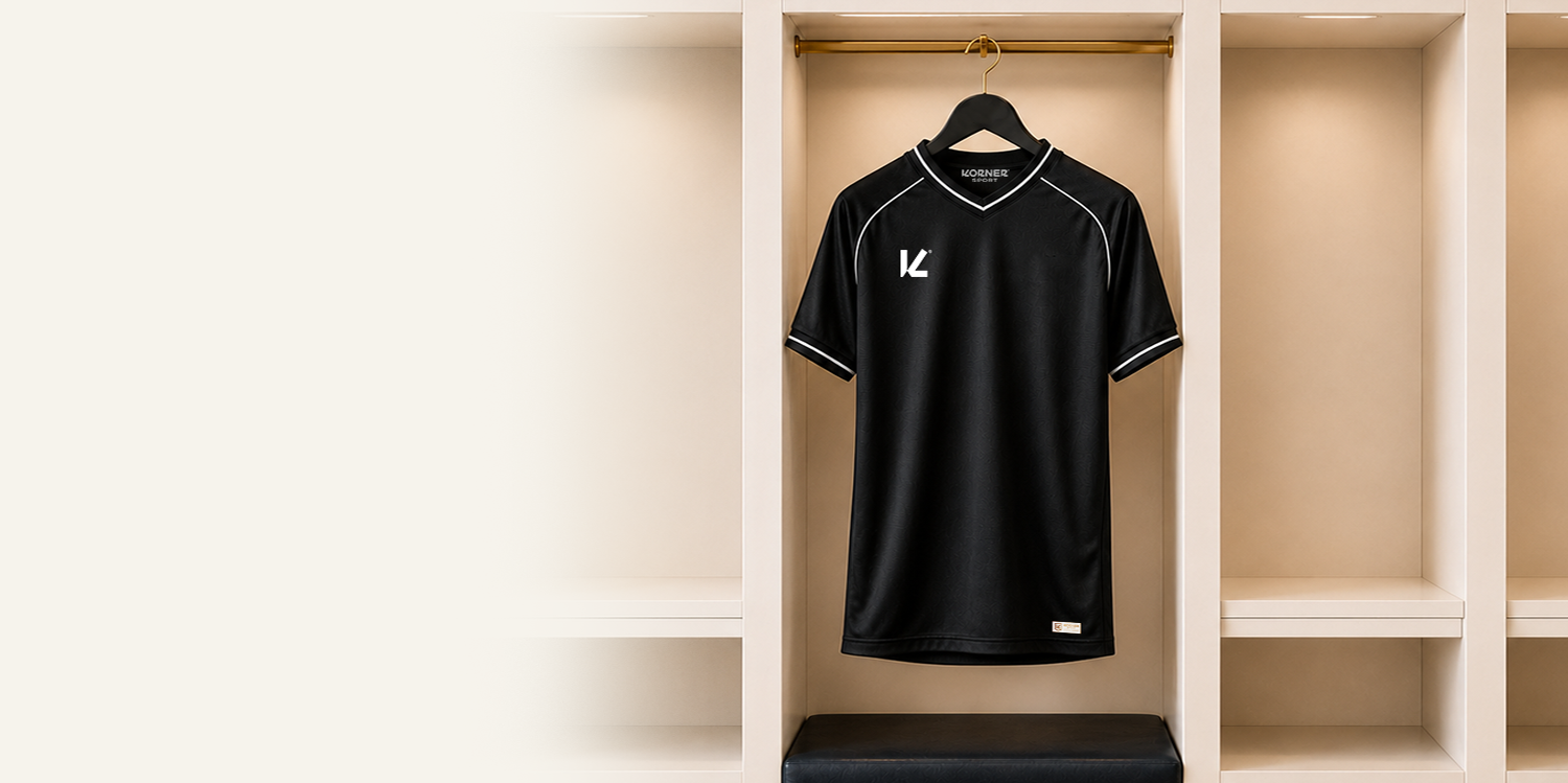 Camiseta Korner Sport colgada en vestuario